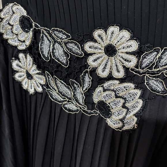 Anthropologie pleated black embroidered tank - Picture 4 of 5